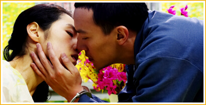Jia Zhang trata de besar a Yeon a pesar de tener las manos encadenadas.