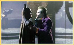 Batman sujeta de las solapas al Joker.
