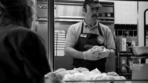 El prólogo en blanco y negro nos muestra a Saul Goodman trabajando de pastelero en un centro comercial de Omaha, Nebraska.