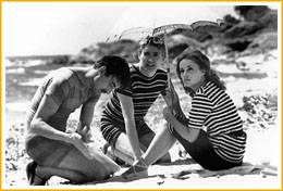 Jules, Jim y Catherine disfrutan en la playa.