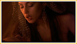 Monica Bellucci interpreta a una de las novias de Drácula.