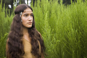 La jovencita Q'Orianka Kilcher se sale literalmente de la pantalla: es Pocahontas.