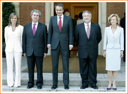 El presidente Zapatero posa para la foto con algunos de sus ministros.