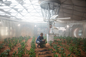 Mark Watney es una suerte de McGyver. Cultiva la tierra marciana para crear un invernadero y cosechar patatas.